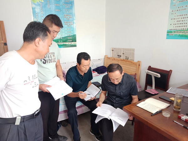 隴運集團(tuán)公司黨委書記、董事長李寅祥深入琵琶鎮(zhèn)寧強村檢查指導(dǎo)幫扶工作