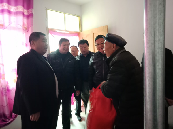 隴運(yùn)集團(tuán)公司開(kāi)展“解難題、辦實(shí)事、送溫暖”主題黨日活動(dòng)