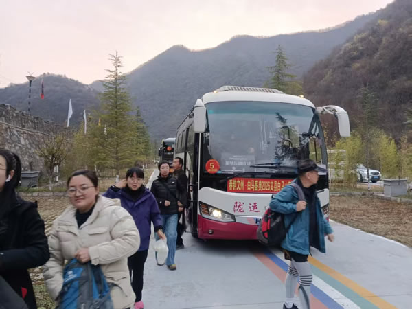 隴南市隴運集團文縣客運公司、公交公司圓滿完成“春韻文州·白馬盛典2026文縣白馬山寨跑山賽”運輸保障任務(wù)