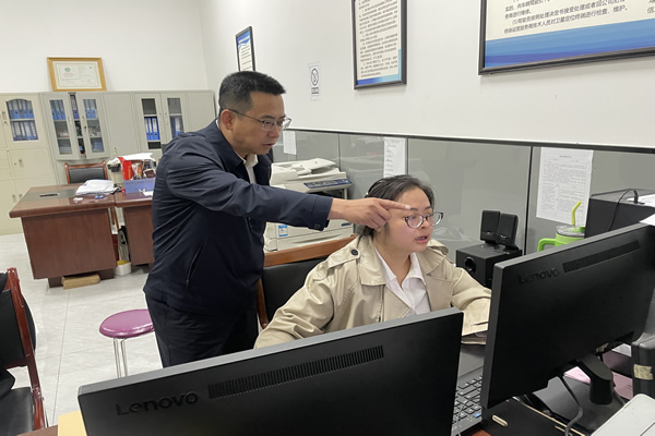 隴南市隴運(yùn)集團(tuán)公司黨委書記、董事長(zhǎng)馬明喜深入一線開展“五一”節(jié)日期間安全生產(chǎn)檢查