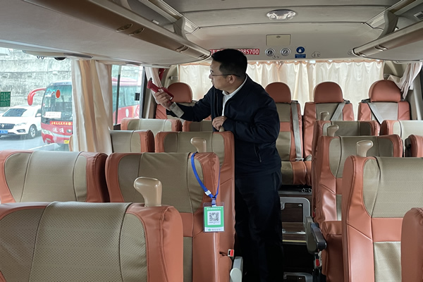隴南市隴運(yùn)集團(tuán)公司黨委書記、董事長(zhǎng)馬明喜深入一線開展“五一”節(jié)日期間安全生產(chǎn)檢查