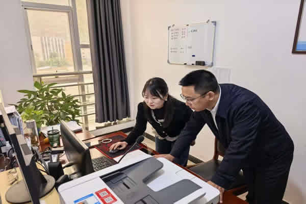 隴南市隴運(yùn)集團(tuán)公司黨委書(shū)記、董事長(zhǎng)馬明喜深入一線(xiàn)開(kāi)展“五一”節(jié)日期間安全生產(chǎn)檢查